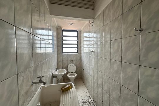 Banheiro de kitnet/studio para alugar com 1 quarto, 26m² em Jardim Silveira, Barueri