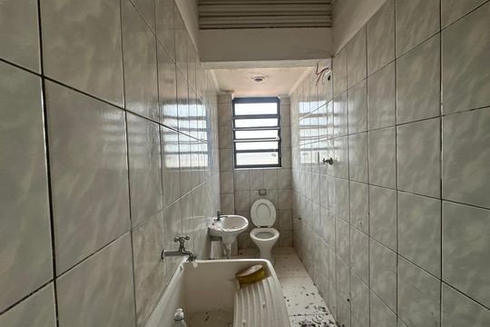 Banheiro de kitnet/studio para alugar com 1 quarto, 26m² em Jardim Silveira, Barueri
