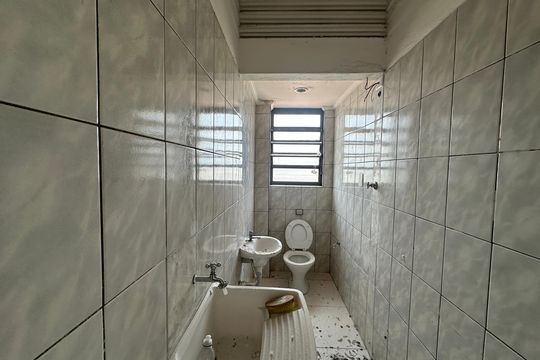 Banheiro de kitnet/studio para alugar com 1 quarto, 26m² em Jardim Silveira, Barueri