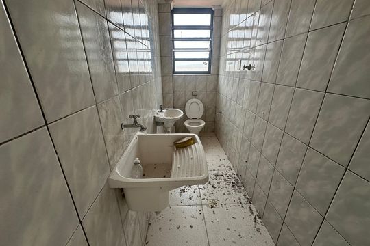 Banheiro de kitnet/studio para alugar com 1 quarto, 26m² em Jardim Silveira, Barueri