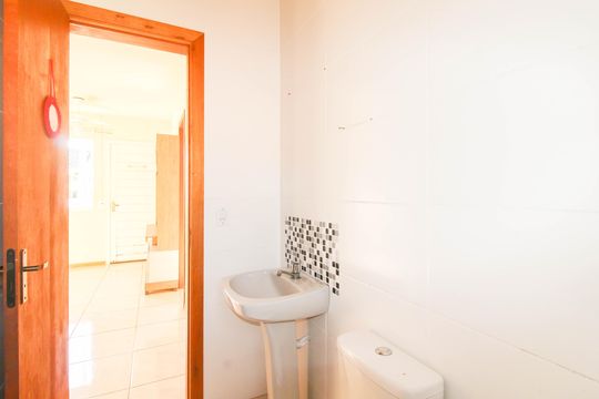 Banheiro de casa de condomínio para alugar com 2 quartos, 54m² em Fazenda Esperança, Cachoeirinha