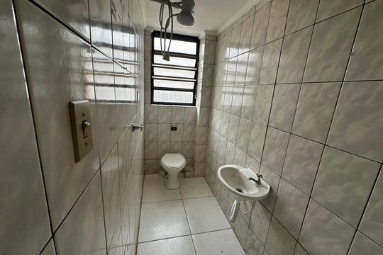Banheiro de kitnet/studio para alugar com 1 quarto, 26m² em Jardim Silveira, Barueri
