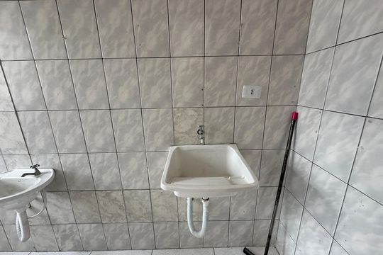Banheiro de kitnet/studio para alugar com 1 quarto, 26m² em Jardim Silveira, Barueri