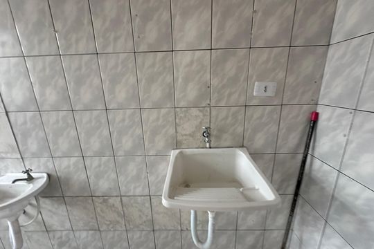 Banheiro de kitnet/studio para alugar com 1 quarto, 26m² em Jardim Silveira, Barueri