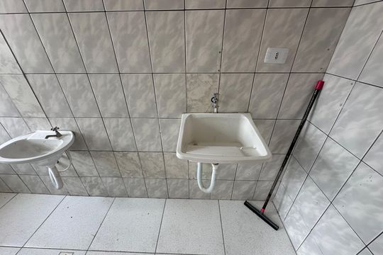 Banheiro de kitnet/studio para alugar com 1 quarto, 26m² em Jardim Silveira, Barueri