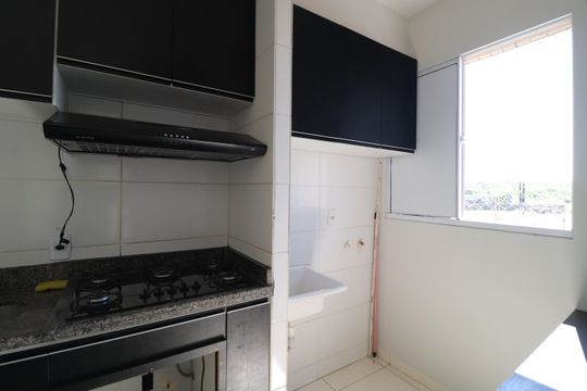 Cozinha de apartamento para alugar com 2 quartos, 45m² em Laranjeiras, Uberlândia