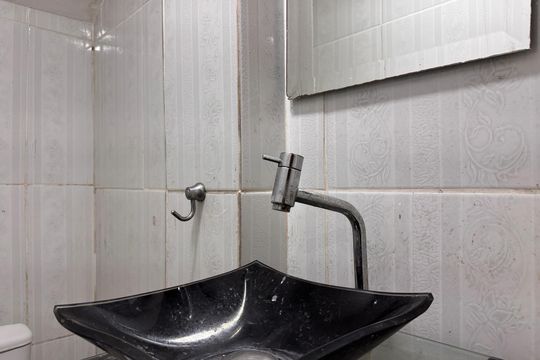 Lavabo de casa de condomínio para alugar com 2 quartos, 165m² em Vargem Pequena, Rio de Janeiro