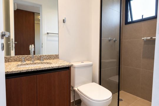 Banheiro suíte 1 de apartamento para alugar com 3 quartos, 98m² em Alphaville Empresarial, Barueri