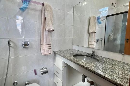 Banheiro da Suíte de apartamento para alugar com 3 quartos, 96m² em Sagrada Família, Belo Horizonte