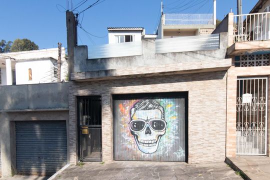 Fachada de casa à venda com 3 quartos, 197m² em Glória, Porto Alegre