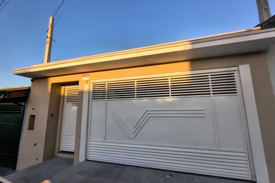 Fachada de casa à venda com 3 quartos, 115m² em Jardim Veneza, Indaiatuba