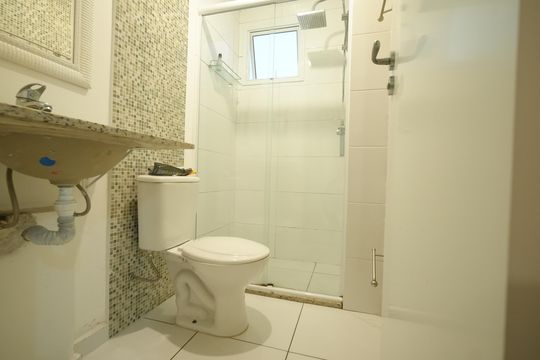 Banheiro Social de apartamento para alugar com 2 quartos, 53m² em Vila Scarpelli, Santo André