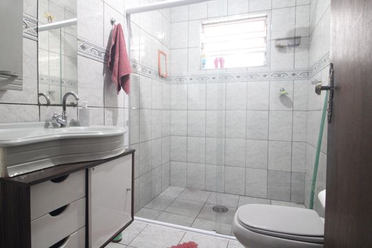 Banheiro de casa à venda com 2 quartos, 70m² em Jardim Arco-iris, São Paulo