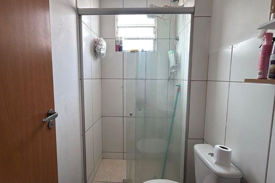 banheiro de apartamento à venda com 2 quartos, 42m² em Califórnia, Contagem