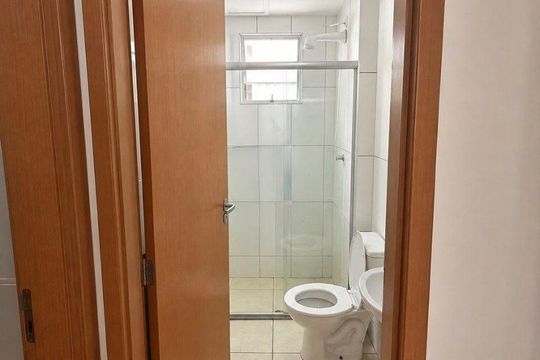 banheiro  de apartamento à venda com 2 quartos, 42m² em Califórnia, Contagem