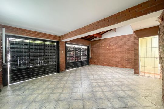 Garagem de casa à venda com 3 quartos, 154m² em Quitaúna, Osasco