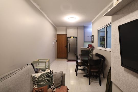 Sala de apartamento à venda com 2 quartos, 50m² em Vila Scarpelli, Santo André