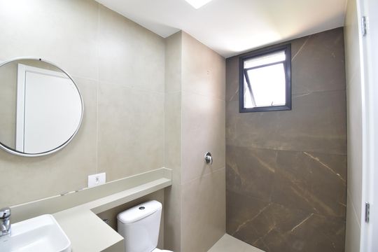 Banheiro da Suíte de apartamento à venda com 2 quartos, 73m² em Tingui, Curitiba