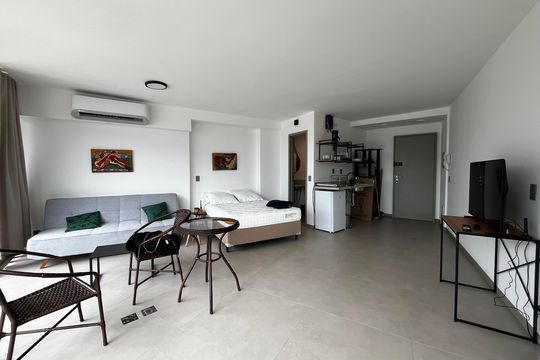 Sala / Quarto  de kitnet/studio à venda com 1 quarto, 40m² em Barra da Tijuca, Rio de Janeiro