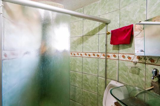 Banheiro do quarto 2 de apartamento para alugar com 2 quartos, 60m² em Jardim Cerqueira Leite, Mauá