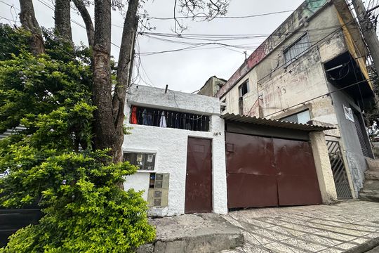 Fachada de casa à venda com 4 quartos, 300m² em Jardim Silveira, Barueri