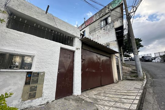 Fachada de casa à venda com 3 quartos, 300m² em Jardim Silveira, Barueri