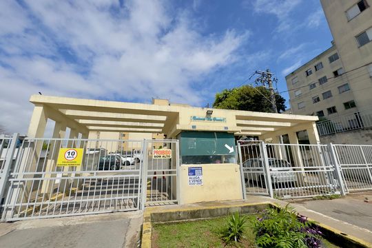 Placa instalada na fachada do imóvel de apartamento à venda com 2 quartos, 50m² em Jardim Guilhermino, Guarulhos