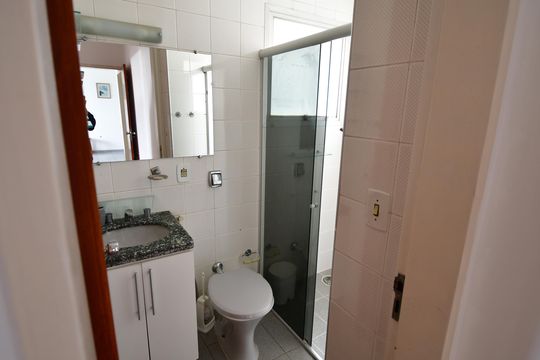 Banheiro de apartamento à venda com 2 quartos, 76m² em Ponte Preta, Campinas