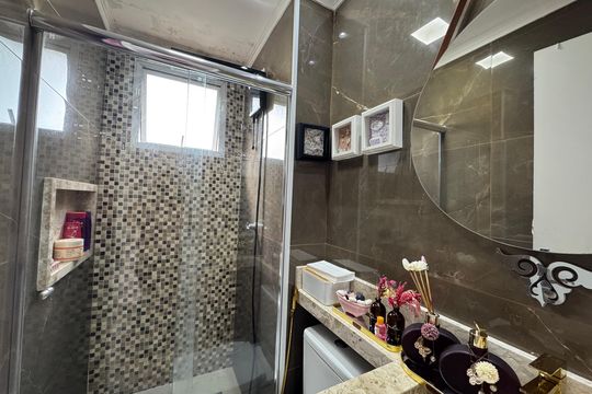 Banheiro de apartamento à venda com 2 quartos, 49m² em Padroeira, Osasco