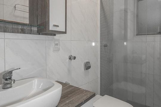 Banheiro de apartamento para alugar com 1 quarto, 42m² em Petrópolis, Porto Alegre