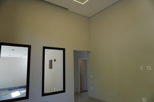 Sala de casa de condomínio à venda com 3 quartos, 300m² em Cariobinha, Americana