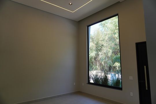 Sala de casa de condomínio à venda com 3 quartos, 300m² em Cariobinha, Americana
