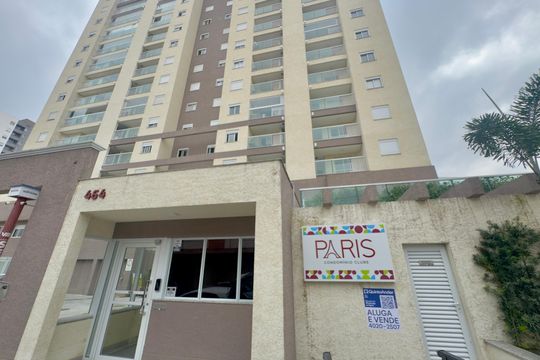 Placa instalada na fachada do imóvel  de apartamento à venda com 2 quartos, 68m² em Vila Galvão, Guarulhos