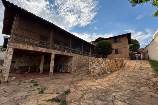Casa à venda com 3 quartos, 1100m² em São Luiz, Belo Horizonte