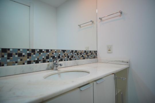 Banheiro Corredor de apartamento à venda com 3 quartos, 75m² em São Sebastião, Porto Alegre