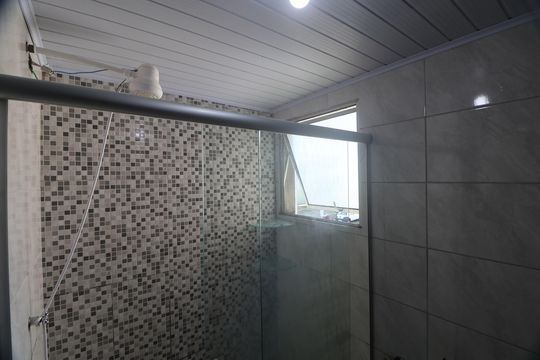 Banheiro  de apartamento para alugar com 2 quartos, 48m² em Guajuviras, Canoas