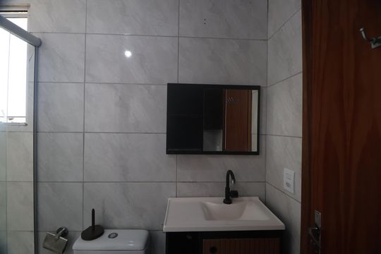 Banheiro  de apartamento para alugar com 2 quartos, 48m² em Guajuviras, Canoas