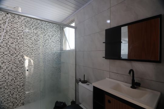 Banheiro  de apartamento para alugar com 2 quartos, 48m² em Guajuviras, Canoas