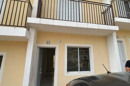 Fachada de casa para alugar com 2 quartos, 55m² em Chácara Ondas Verdes, Cotia