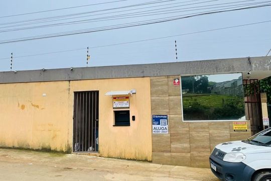 Fachada com a placa de casa de condomínio para alugar com 2 quartos, 47m² em Morro Grande, Cotia