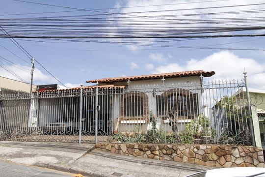 Fachada de casa à venda com 3 quartos, 205m² em Parque Pedro Ii, Belo Horizonte