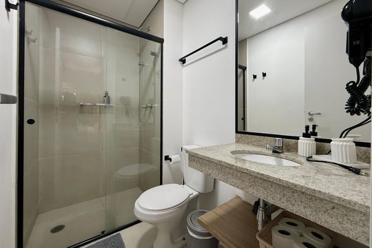 Banheiro  de kitnet/studio para alugar com 1 quarto, 42m² em Campo Belo, São Paulo