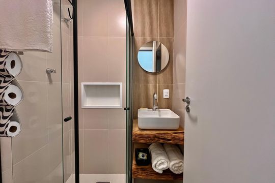 Banheiro 1 de apartamento para alugar com 2 quartos, 60m² em Ipanema, Rio de Janeiro