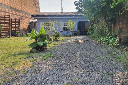 Área externa de casa à venda com 3 quartos, 72m² em Niterói, Canoas