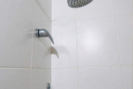 Banheiro de kitnet/studio para alugar com 1 quarto, 24m² em Gonzaga, Santos