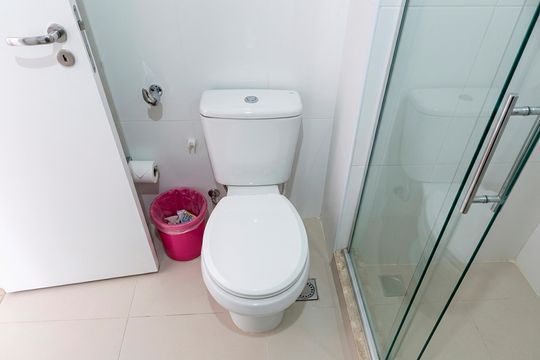 Banheiro de kitnet/studio para alugar com 1 quarto, 24m² em Gonzaga, Santos