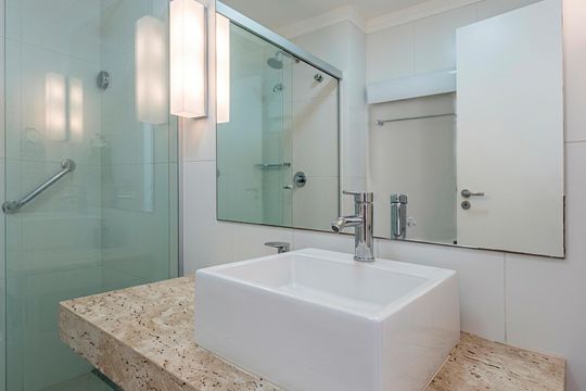 Banheiro de kitnet/studio para alugar com 1 quarto, 24m² em Gonzaga, Santos