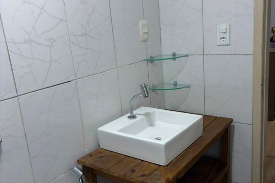 Banheiro de apartamento para alugar com 2 quartos, 69m² em Praia Comprida, São José
