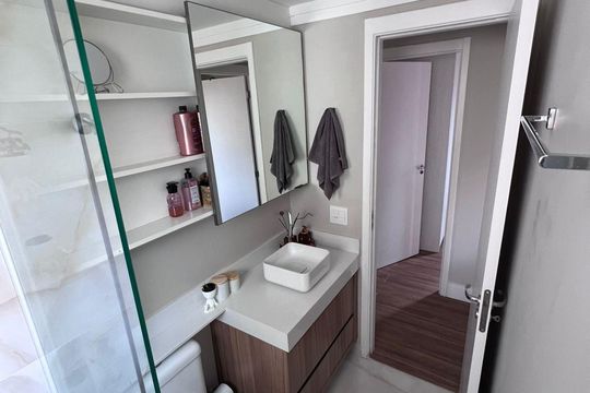 Banheiro de apartamento à venda com 2 quartos, 60m² em Balneário Tropical, Paulínia
