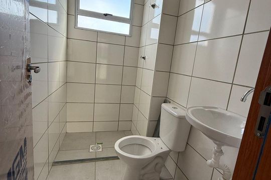 Banheiro de apartamento para alugar com 2 quartos, 38m² em Rosana, Ribeirão das Neves